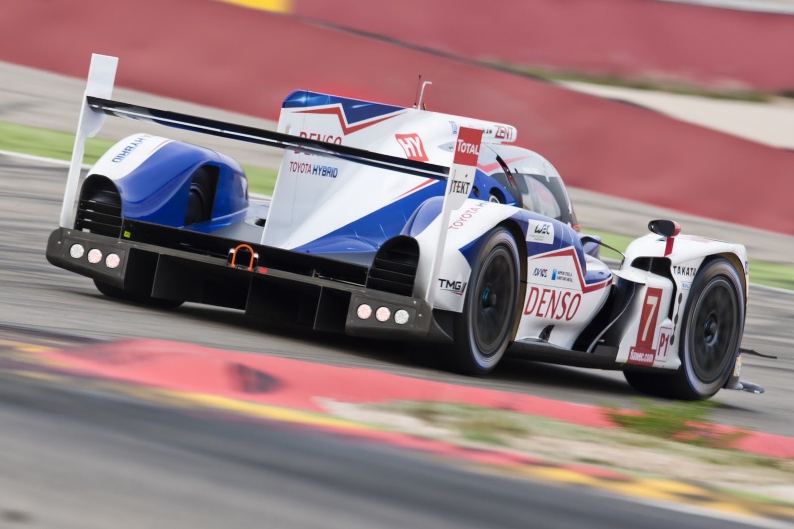 Toyota ts040 hybrid