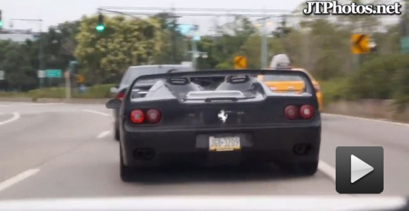 Un cuate sin camisa en un F50 echando carreras con un Veyron en la calle