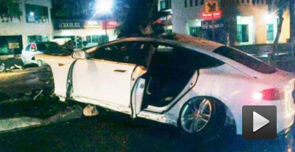 Funcionario de Hacienda choca e incendia un Tesla Model S en Mérida