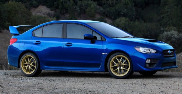 Subaru WRX STI 2015 – azul, dorado, y un alerón gigante